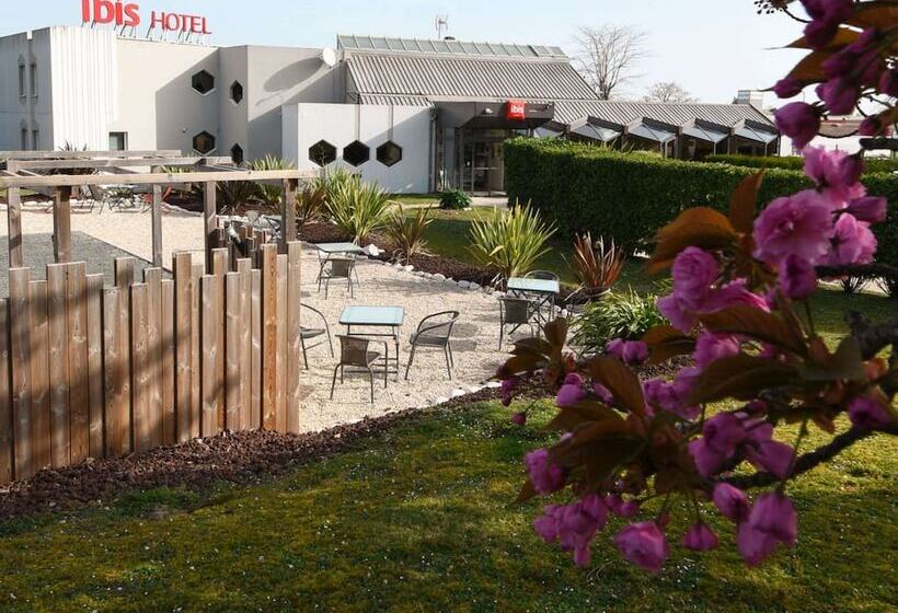 Отель Ibis Saintes