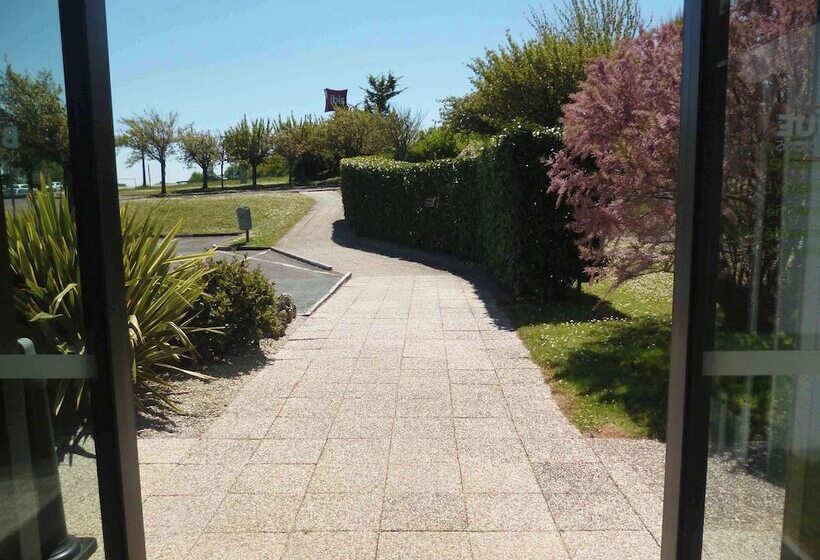 Отель Ibis Saintes