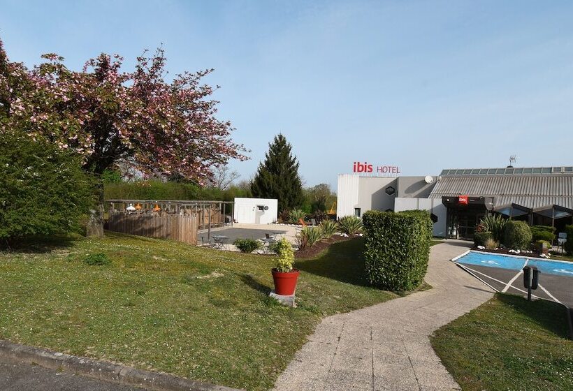 Отель Ibis Saintes