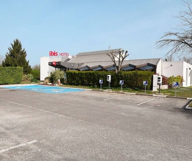 Отель Ibis Saintes