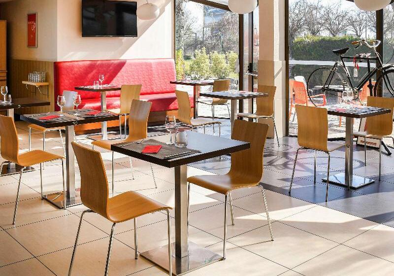 Отель Ibis Saintes