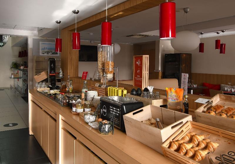 Отель Ibis Saintes