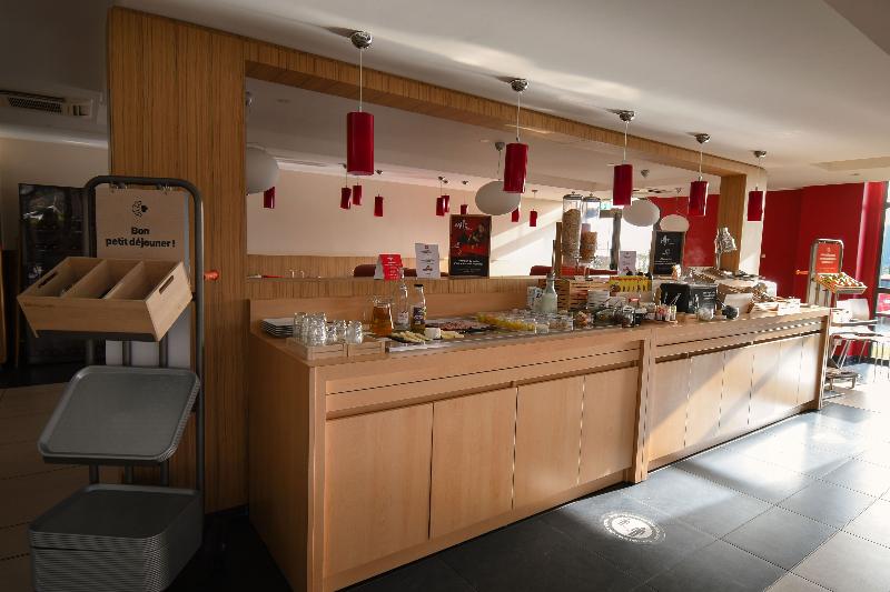 Отель Ibis Saintes