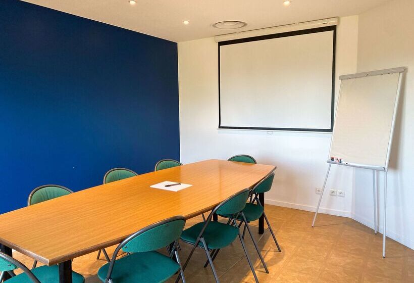 Отель Kyriad Direct Roanne