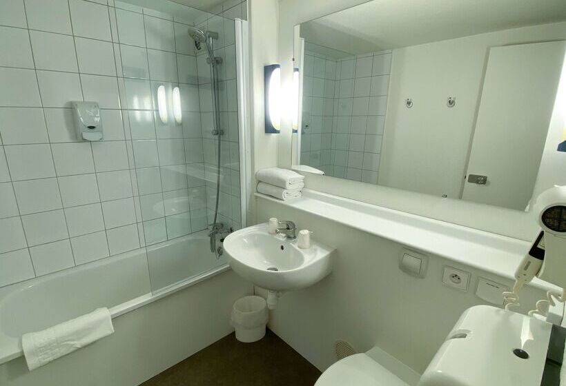 Отель Kyriad Direct Roanne