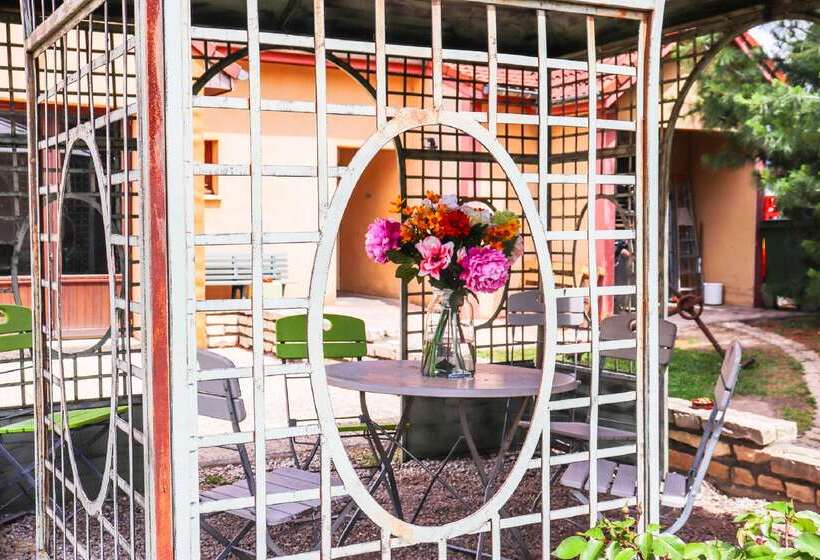 Отель Kyriad Direct Roanne