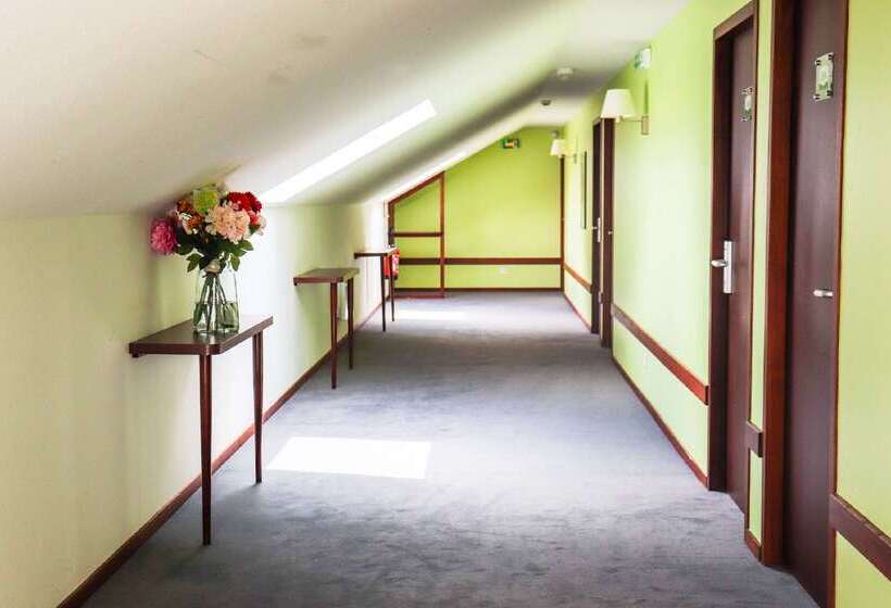 Отель Kyriad Direct Roanne