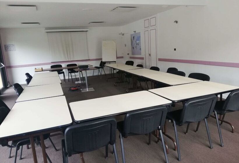 Отель Kyriad Direct Soissons