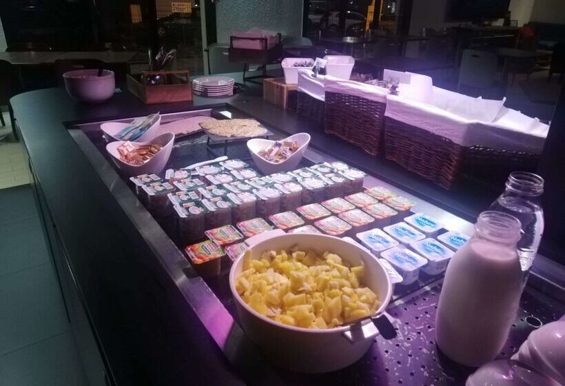 Отель Kyriad Direct Soissons