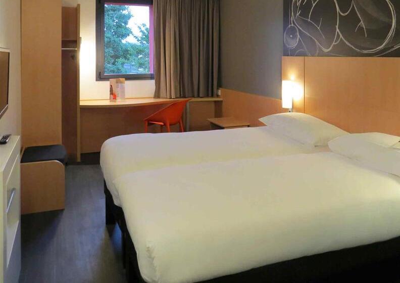 Отель Kyriad Direct Soissons