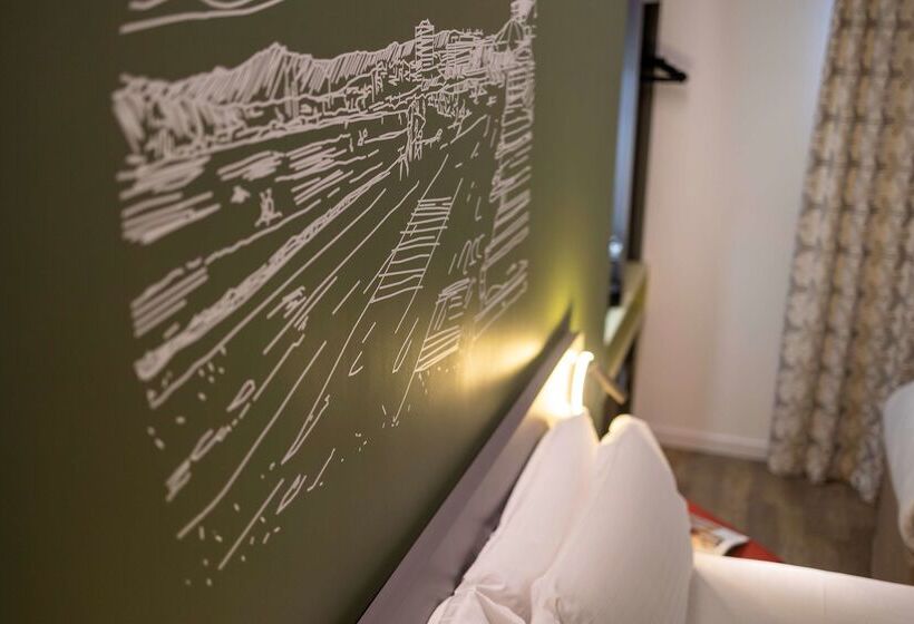 酒店 Hôtel Restaurant Kyriad Fréjus