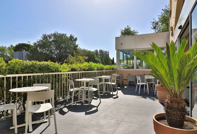 酒店 Hôtel Restaurant Kyriad Fréjus