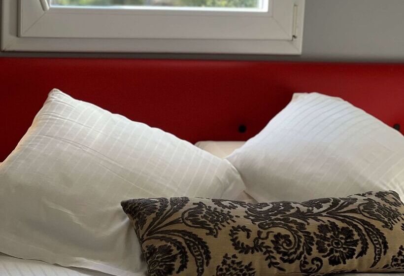 酒店 Hôtel Restaurant Kyriad Fréjus