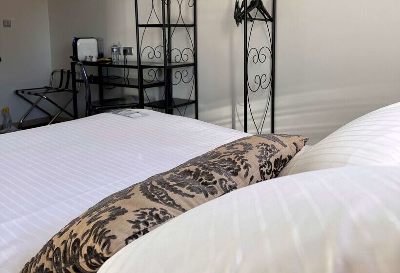 酒店 Hôtel Restaurant Kyriad Fréjus