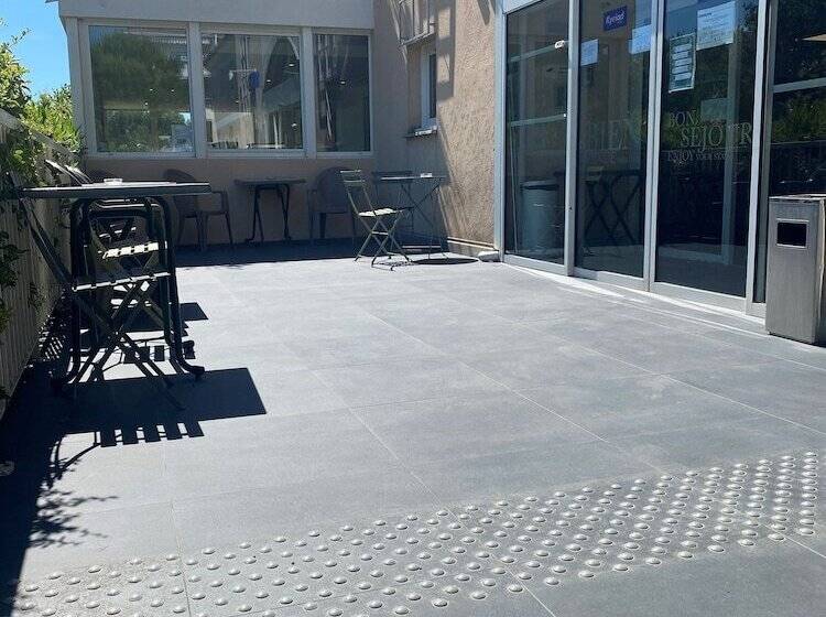 酒店 Hôtel Restaurant Kyriad Fréjus