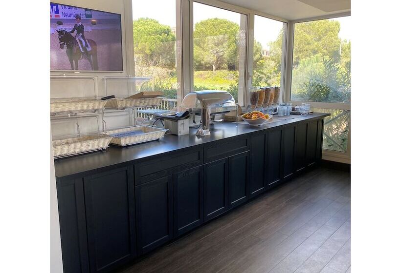 酒店 Hôtel Restaurant Kyriad Fréjus