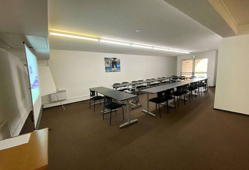 酒店 Hôtel Restaurant Kyriad Fréjus