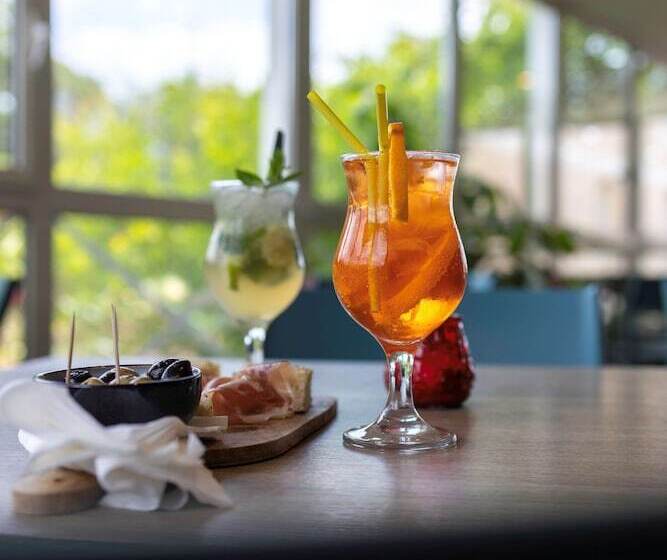 酒店 Hôtel Restaurant Kyriad Fréjus