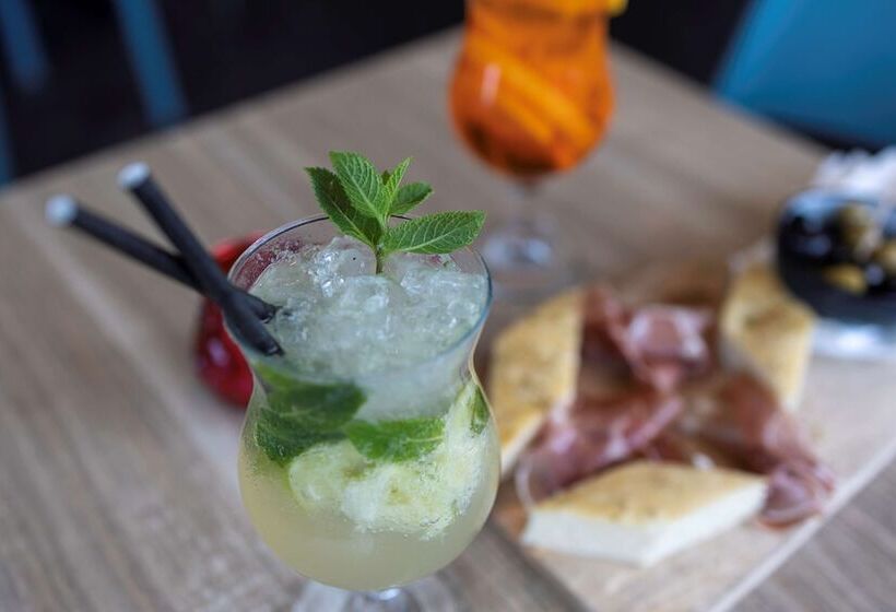 酒店 Hôtel Restaurant Kyriad Fréjus