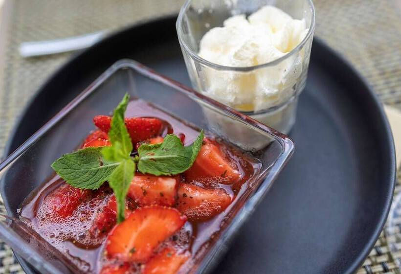 酒店 Hôtel Restaurant Kyriad Fréjus