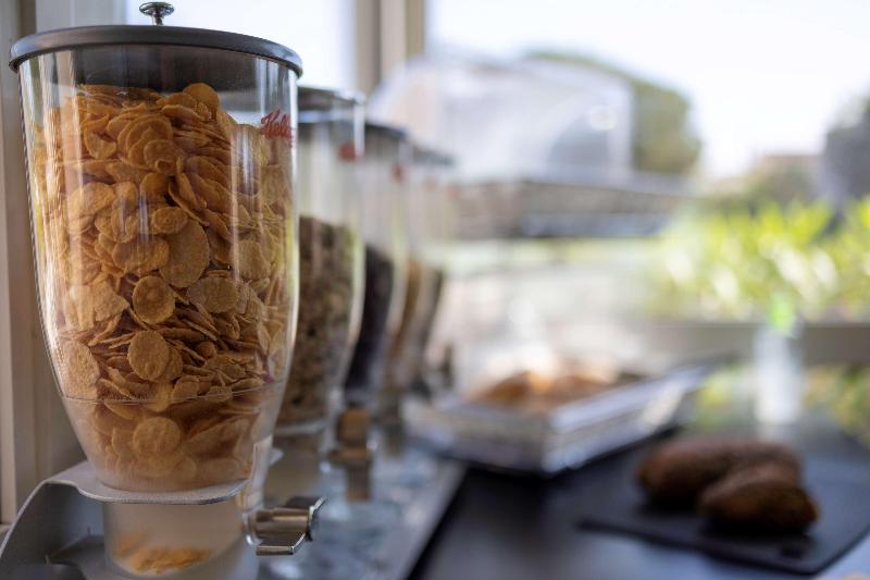 酒店 Hôtel Restaurant Kyriad Fréjus