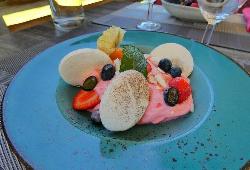 Отель Logis Hôtel Emeraude