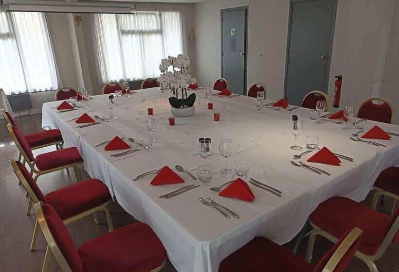 Отель Campanile Saumur