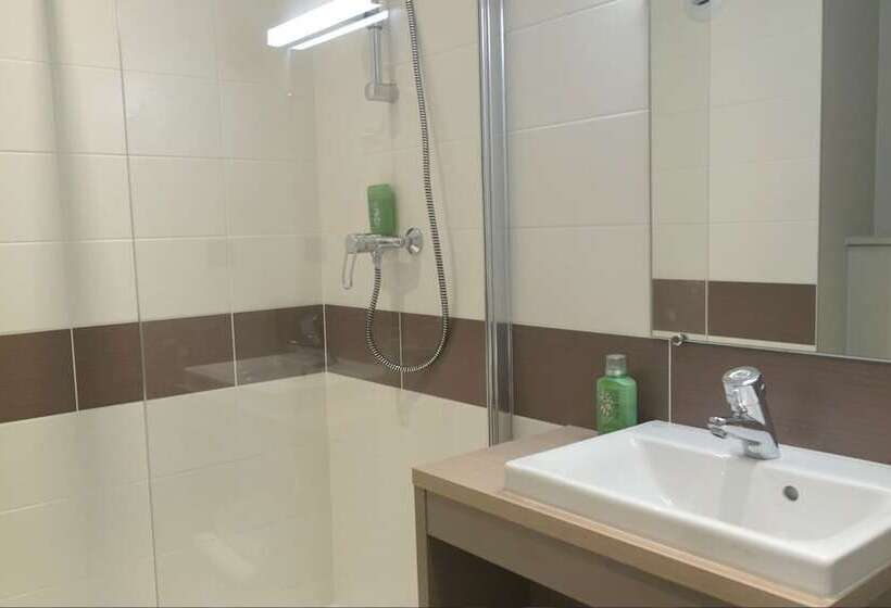 ホテル The Originals City, Ara Hôtel