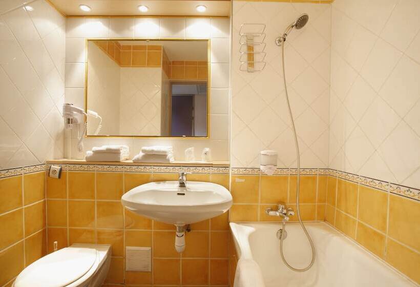 בית מלון כפרי The Originals City, Hôtel Armony, Dijon Sud