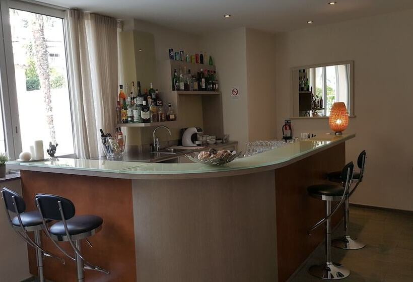 ホテル The Originals City, Hôtel Frisia, Beaulieusurmer