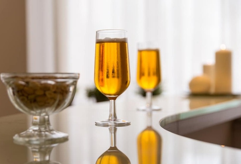 ホテル The Originals City, Hôtel Frisia, Beaulieusurmer