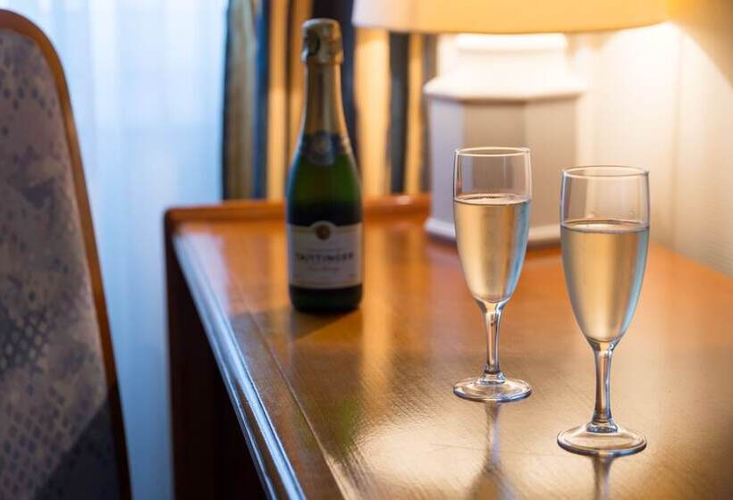 ホテル The Originals City, Hôtel Frisia, Beaulieusurmer