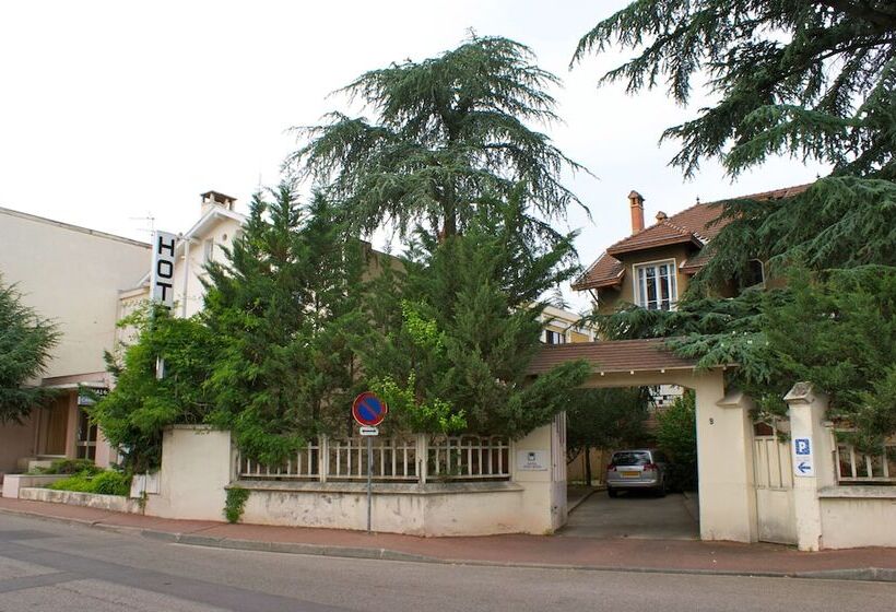 Отель Hôtel Le Lyon Bron