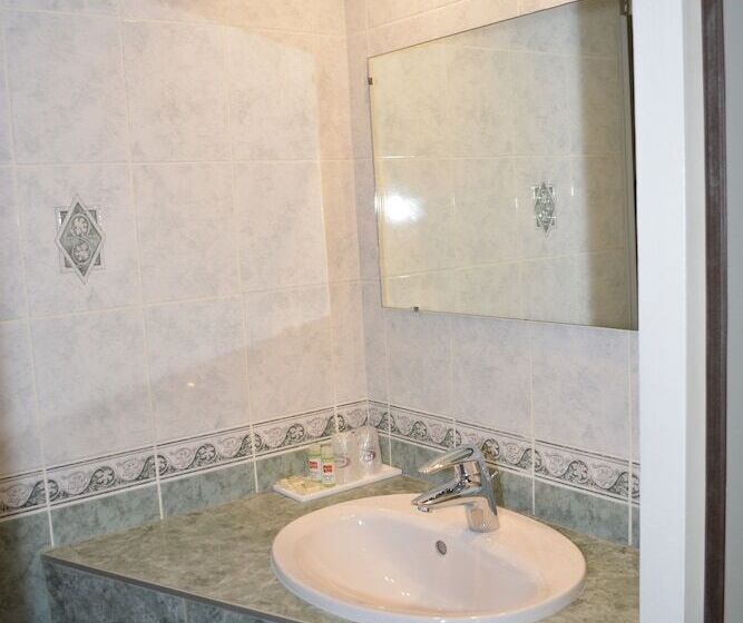 Отель Hôtel Le Lyon Bron