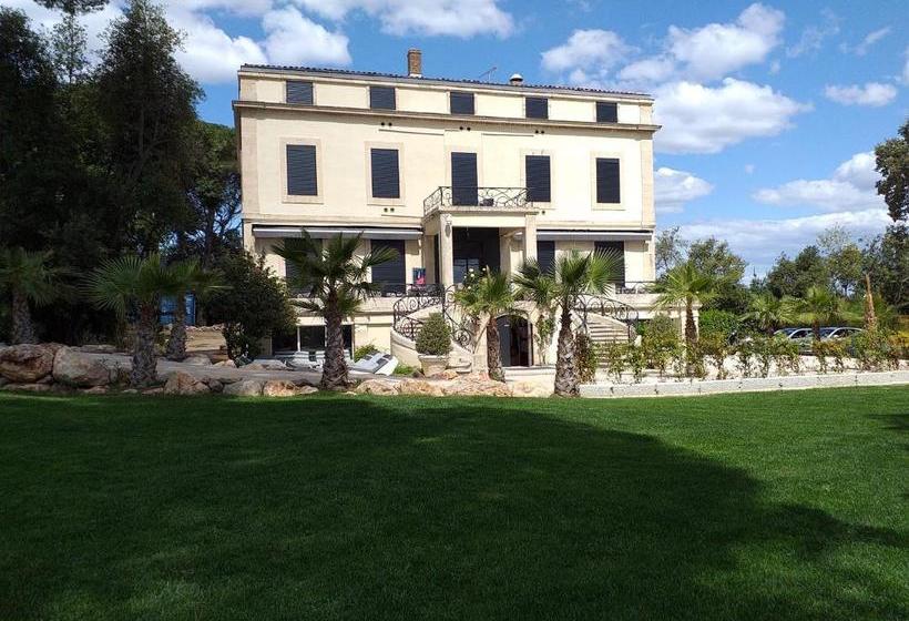 Отель Hôtel Le Mas De Couran