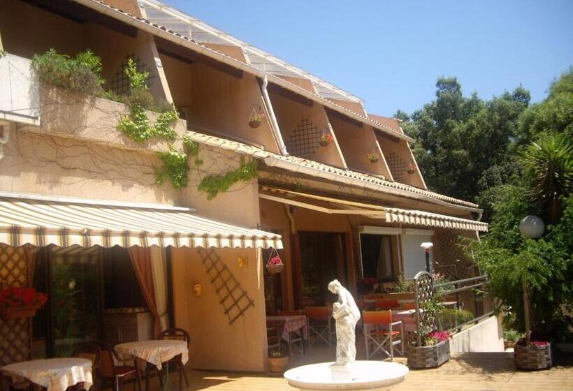 ホテル Hôtel Les Palmiers