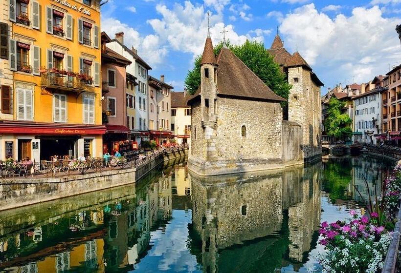 בית מלון כפרי Hôtel Mercure Annecy Sud