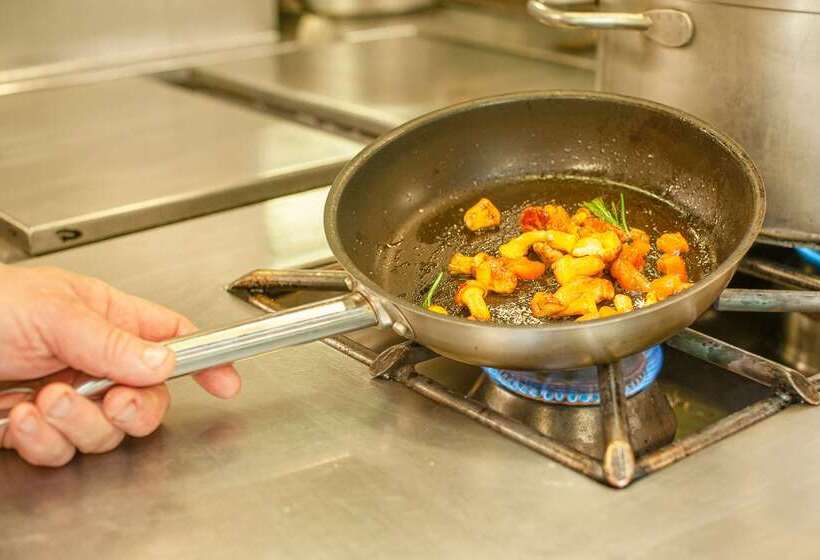 Отель Le Manoir Du Lys, The Originals Relais