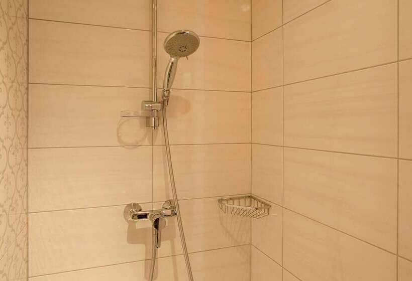 Отель Le Manoir Du Lys, The Originals Relais