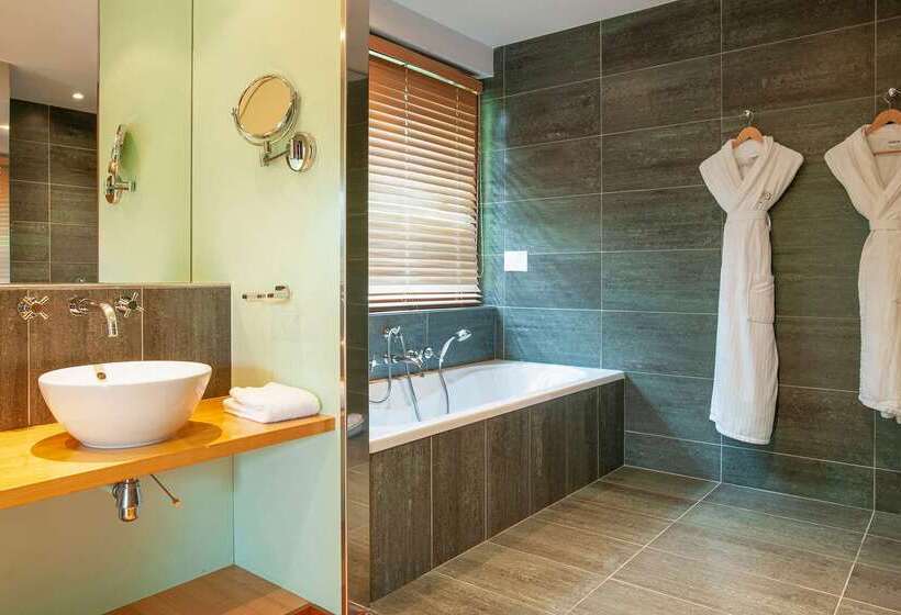 Отель Le Manoir Du Lys, The Originals Relais