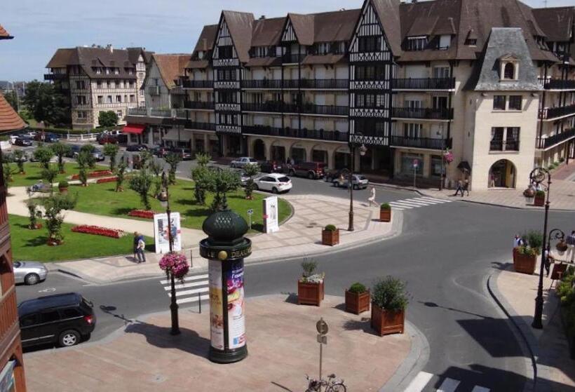 Отель Le Trophée By M Hôtel Spa