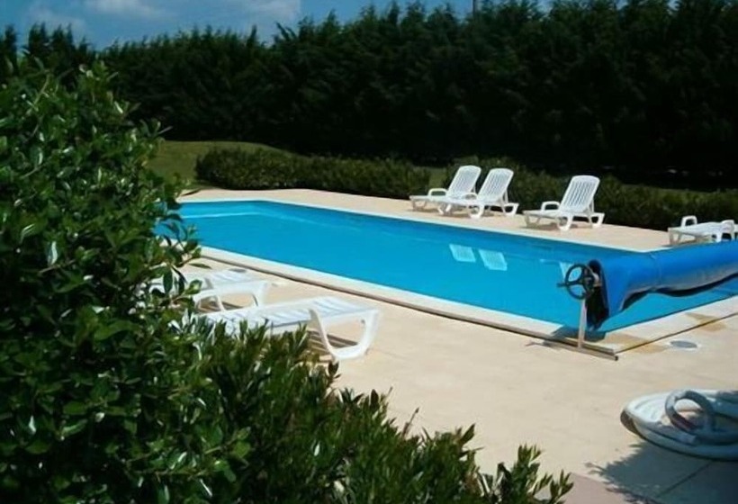 فندق Les Dineux Village