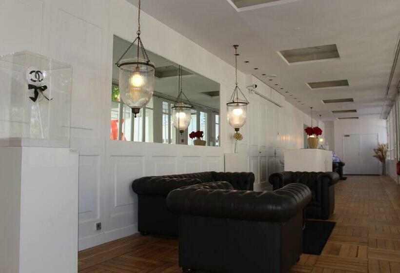 ホテル Les Pleiades Hôtel Spa Restaurant