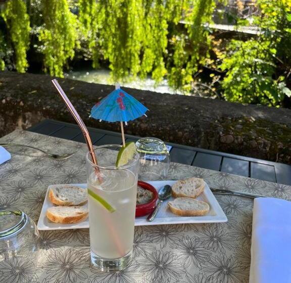 ホテル Logis Hôtel Restaurant La Vieille Auberge, Art And Gallery