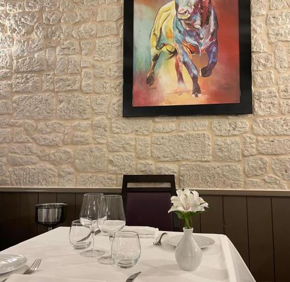 ホテル Logis Hôtel Restaurant La Vieille Auberge, Art And Gallery