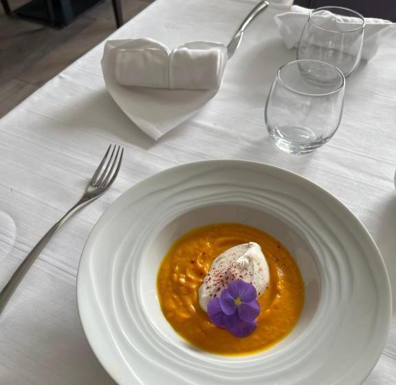 ホテル Logis Hôtel Restaurant La Vieille Auberge, Art And Gallery
