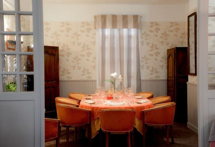 Отель Logis Hôtel Et Restaurant Du Dauphin