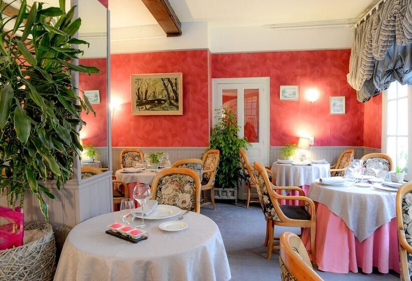 Отель Logis Hôtel Et Restaurant Du Dauphin
