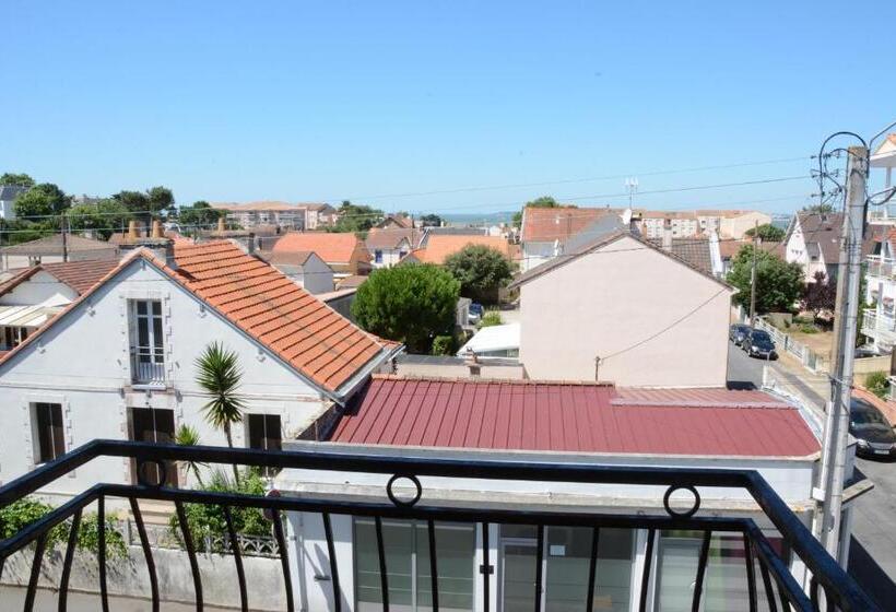 فندق Logis Le Petit Trianon