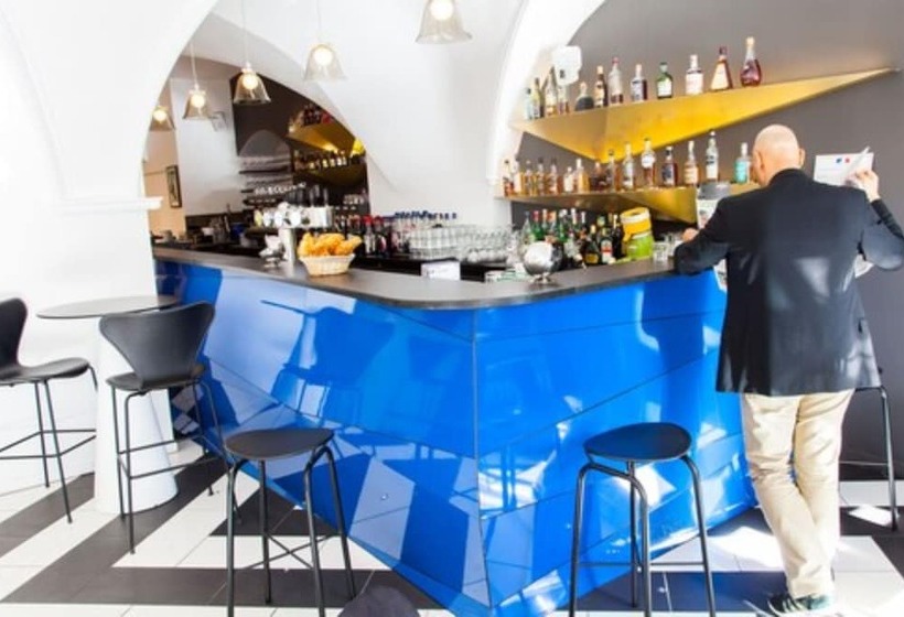 בית מלון כפרי The Originals Boutique, Hôtel Le Lion, Clermontferrand